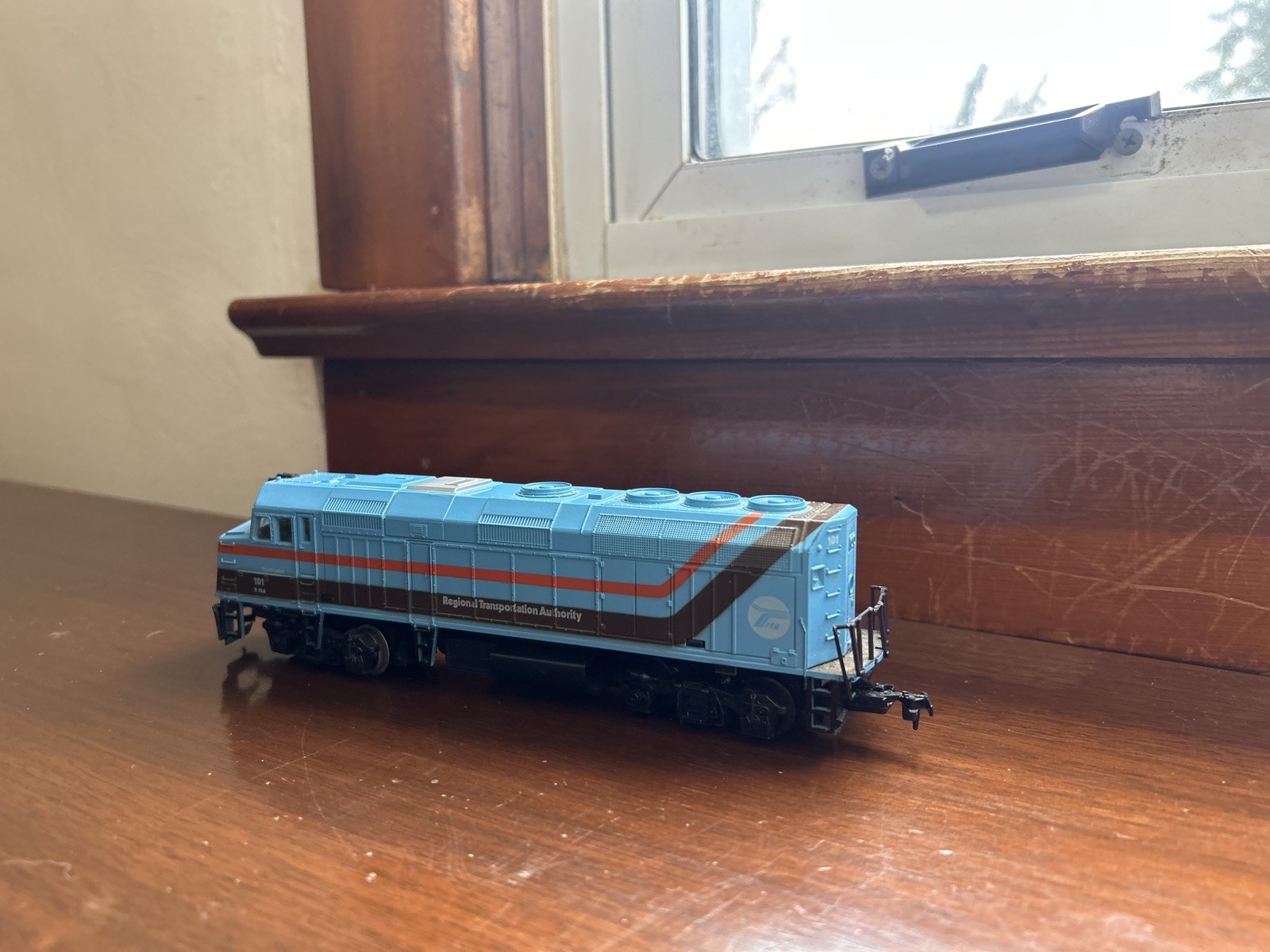 KATO – Chicago RTA EMD F40PH Locomotive #101- Assembled