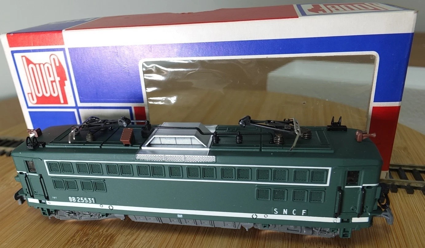 Jouef 8362 HO gauge SNCF BB 25500 electric loco in green livery