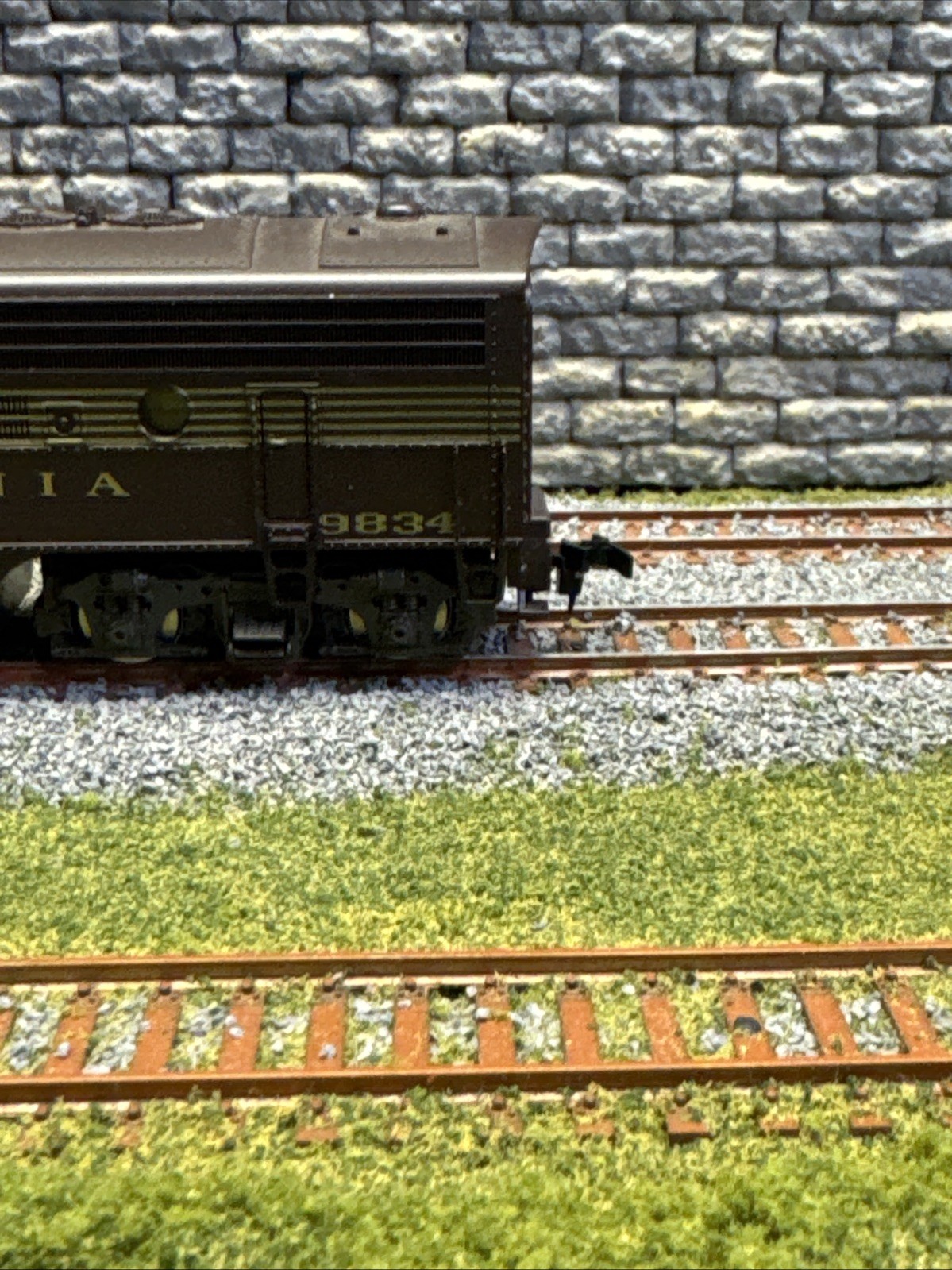 “HO SCALE “”ATLAS”” MODEL OF A PENNSYLVANIA FP7 ENGINE NO 9834.”