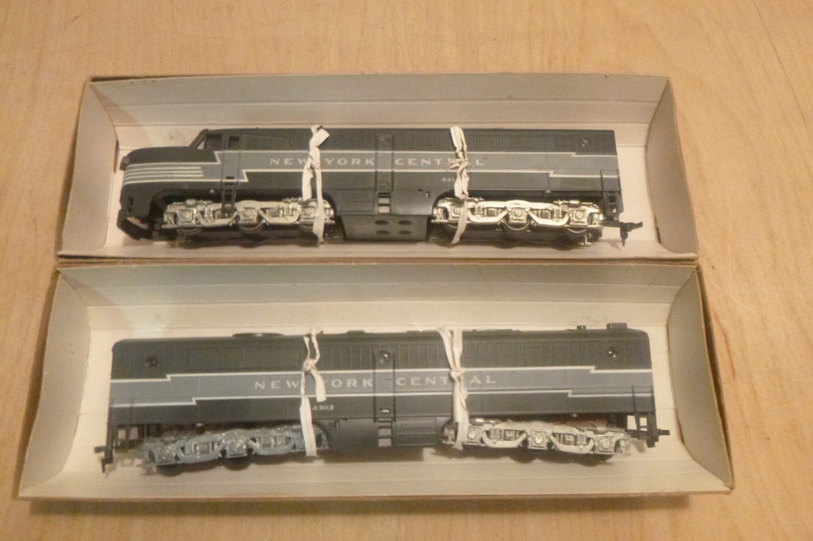 Athearn Trains HO NYC 3323 PA1 & PB1 Powered A & Non-Powered B Diesel Engines