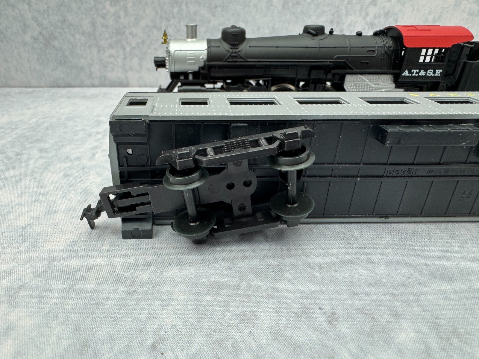 Model Power HO Santa Fe 3456 Pacific Steam Locomotive, 3 Passenger Cars & Track