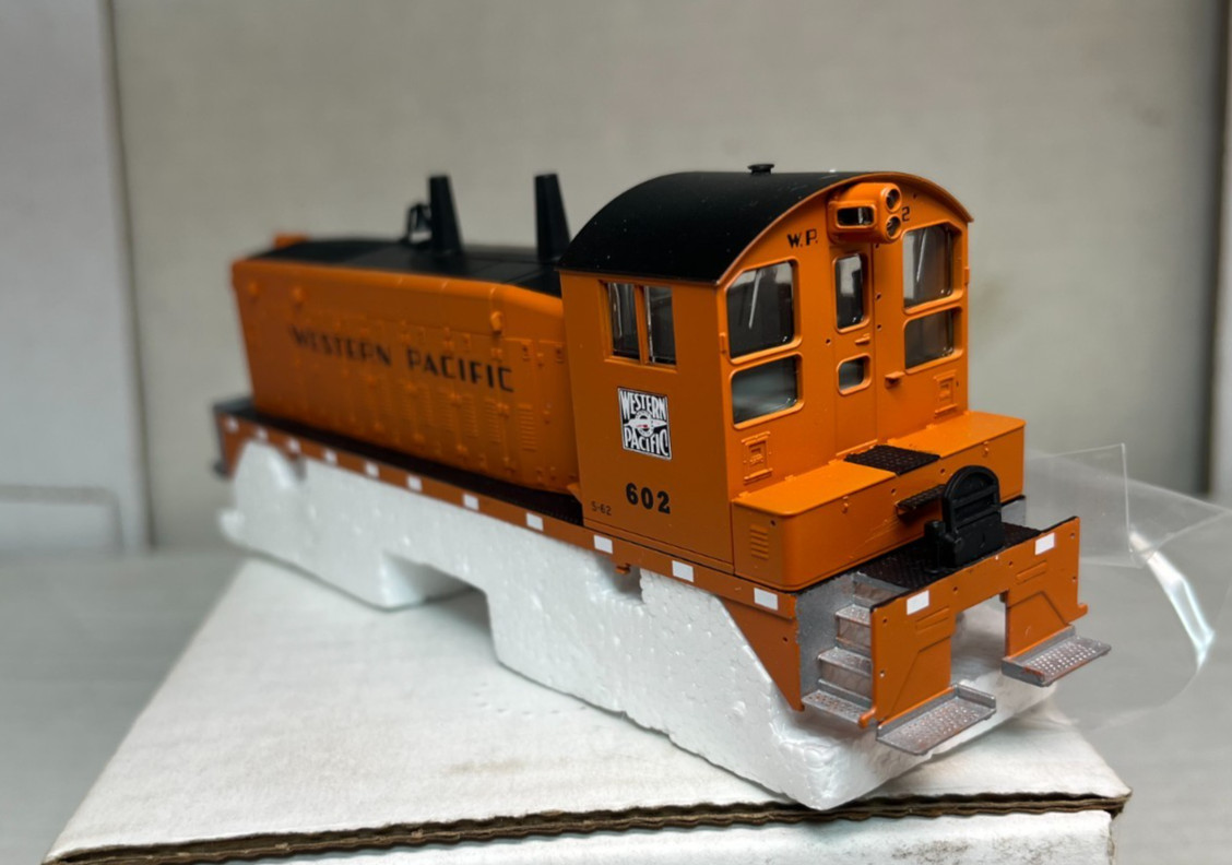 HO CUSTOM WESTERN PACIFIC SW9 #602 SOLID ORANGE LOCOMOTIVE SWITCHER PROTO 2000