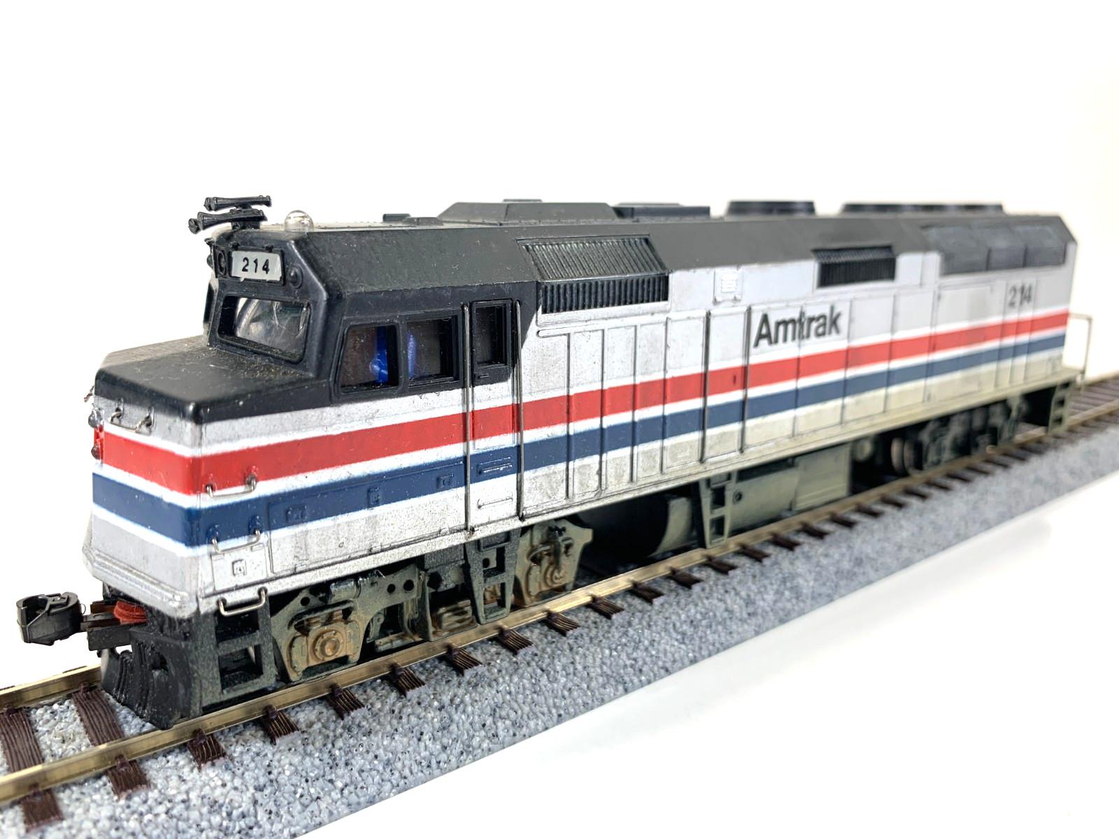 Bachmann Spectrum HO 87016 EMD F40 PH Amtrak Phase 3 Dummy #214 (Weathered)
