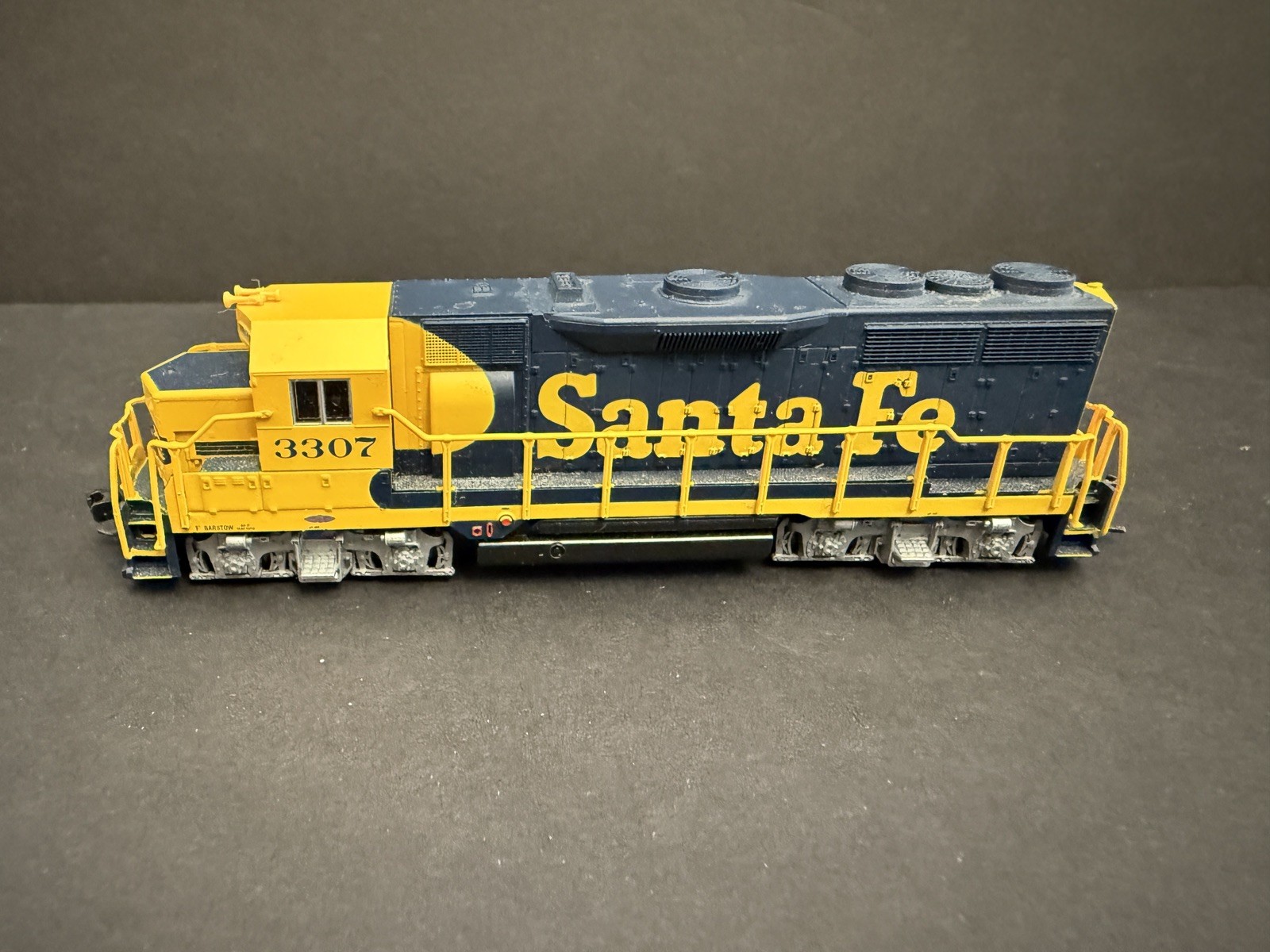 Atlas N Scale EMD GP-35 Santa Fe #3307 Locomotive Blue/Yellow Warbonnet