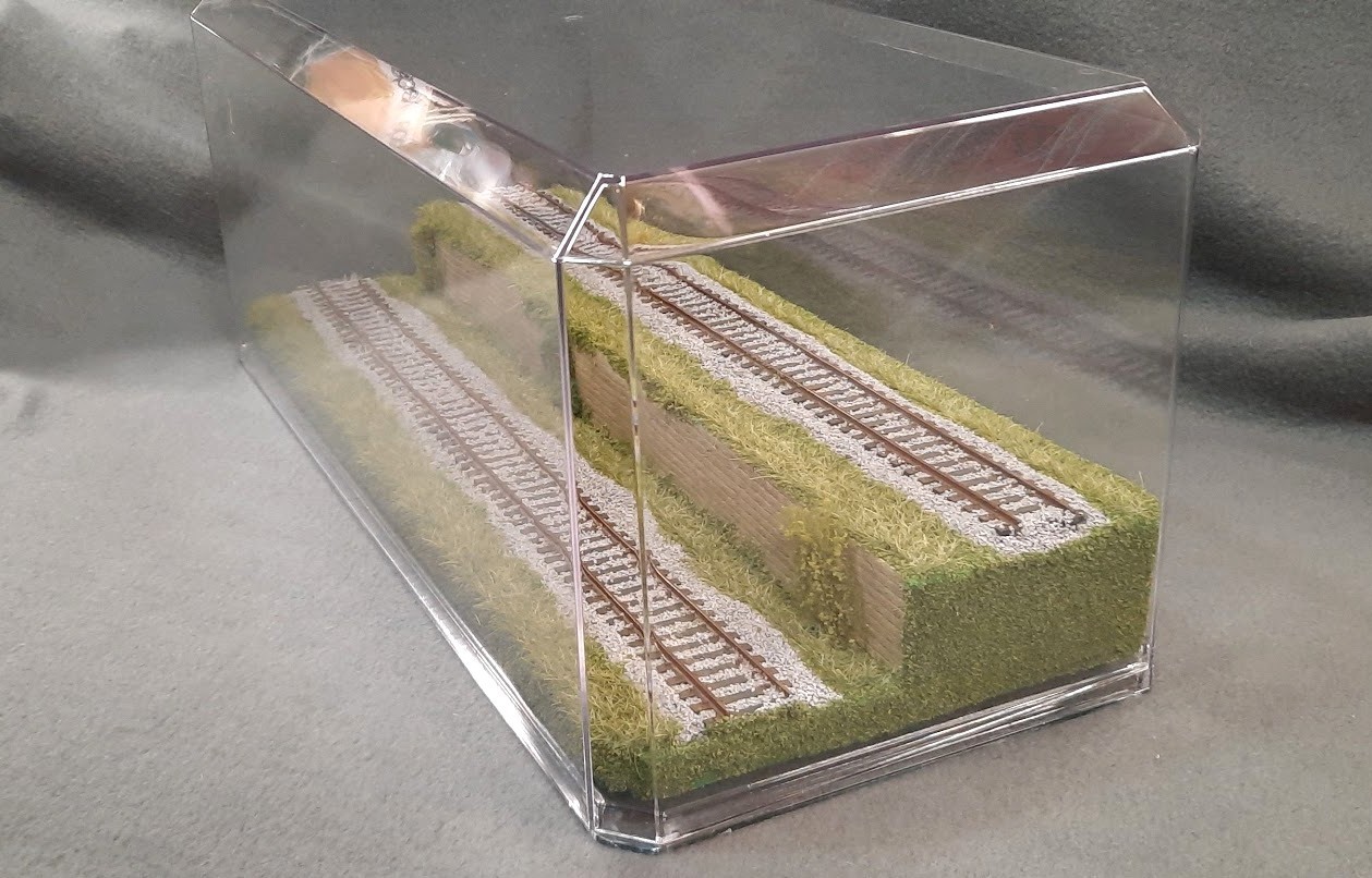 HO SCALE 16″ 2-LEVEL/2 TRACK “TALL GRASS-SUMMER SCENE” -DISPLAY CASE- FOR ALL HO