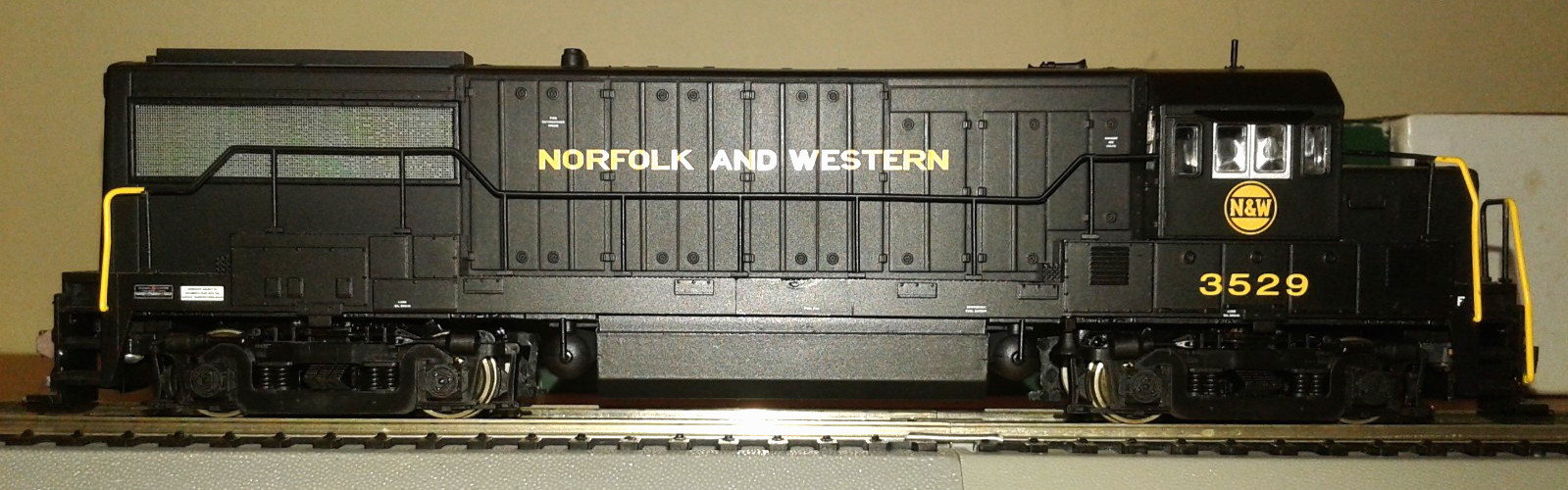 HO SCALE BOWSER GE U25B NORFOLK & WESTERN N&W #3529 DCC & SOUND
