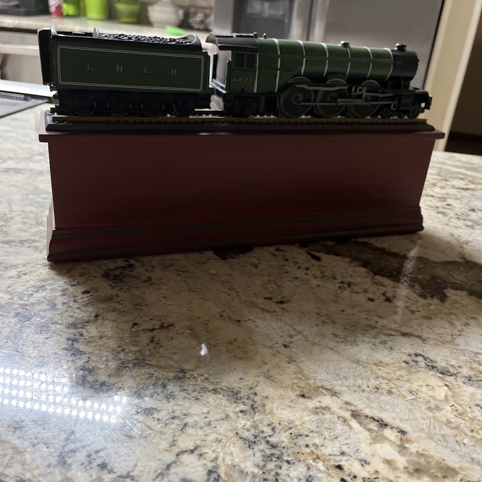 HORNBY R3086 LNER 4472 FLYING SCOTSMAN A1 CLASS 4-6-2 MODEL This is stationary .