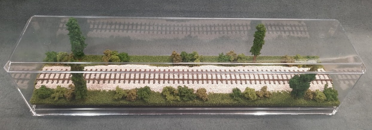 HOn3 SCALE 16″ SINGLE TRACK- NARROW GAUGE- “SUMMER SCENE” DISPLAY CASE- FOR HOn3
