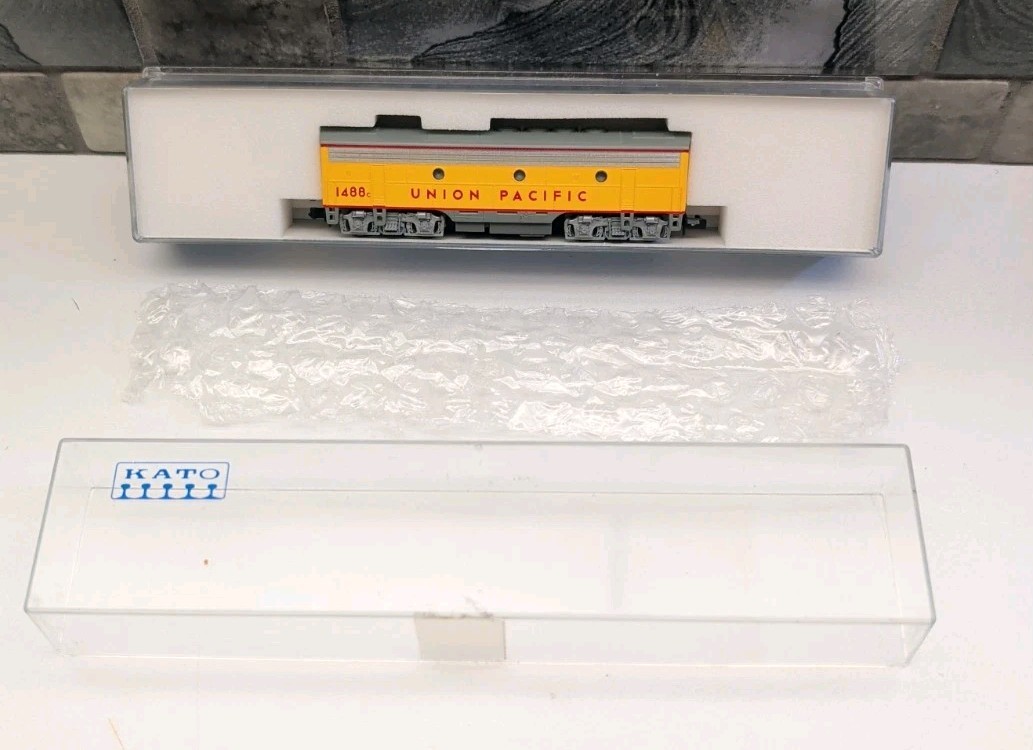 Kato N Scale Union Pacific EMD F7B Diesel Locomotive Booster B-Unit 1488c