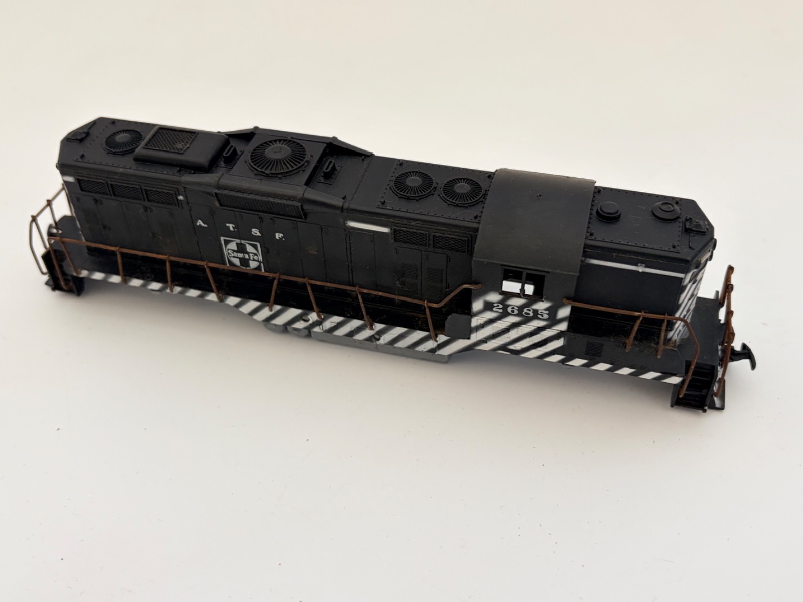 Athearn HO A.T.S.F. Santa Fe Diesel Locomotive #2685 Shell w/ Chassis Vintage
