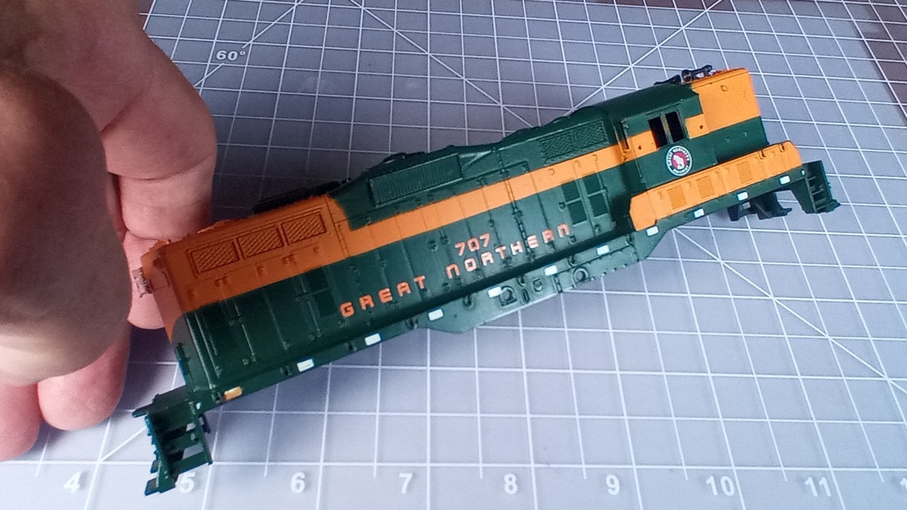 HO SHELL Great Northern 707 GP9?, horns, no railing, inserts at nose ends BCK