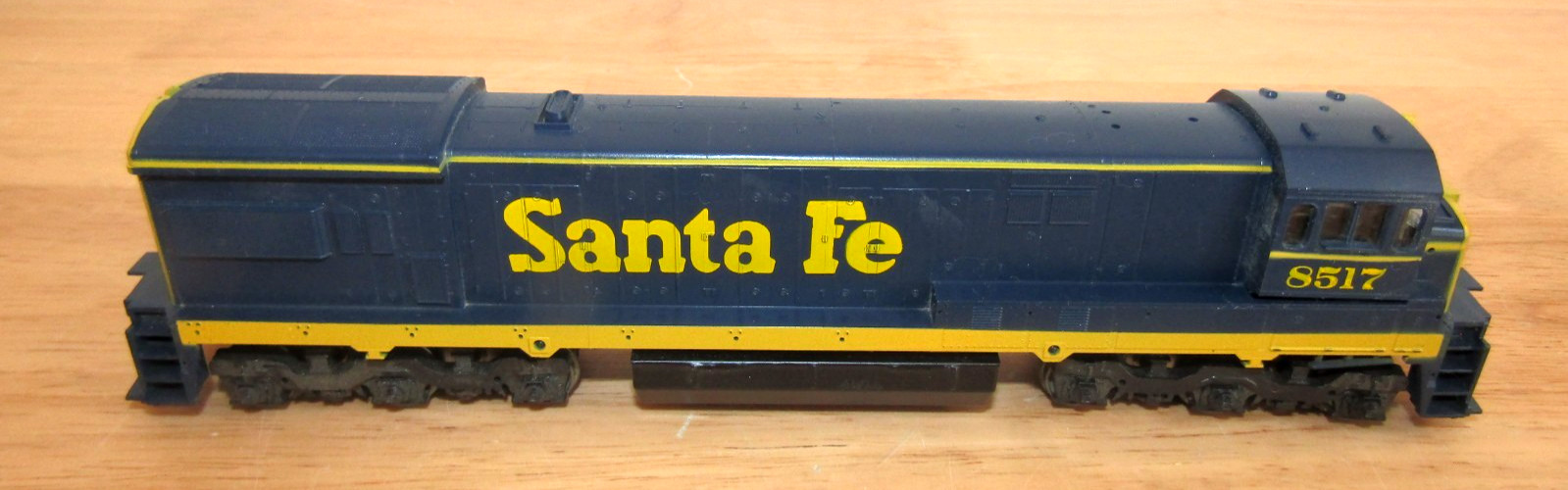 Athearn HO 3501 Santa Fe U33-C Powered Locomotive 8517