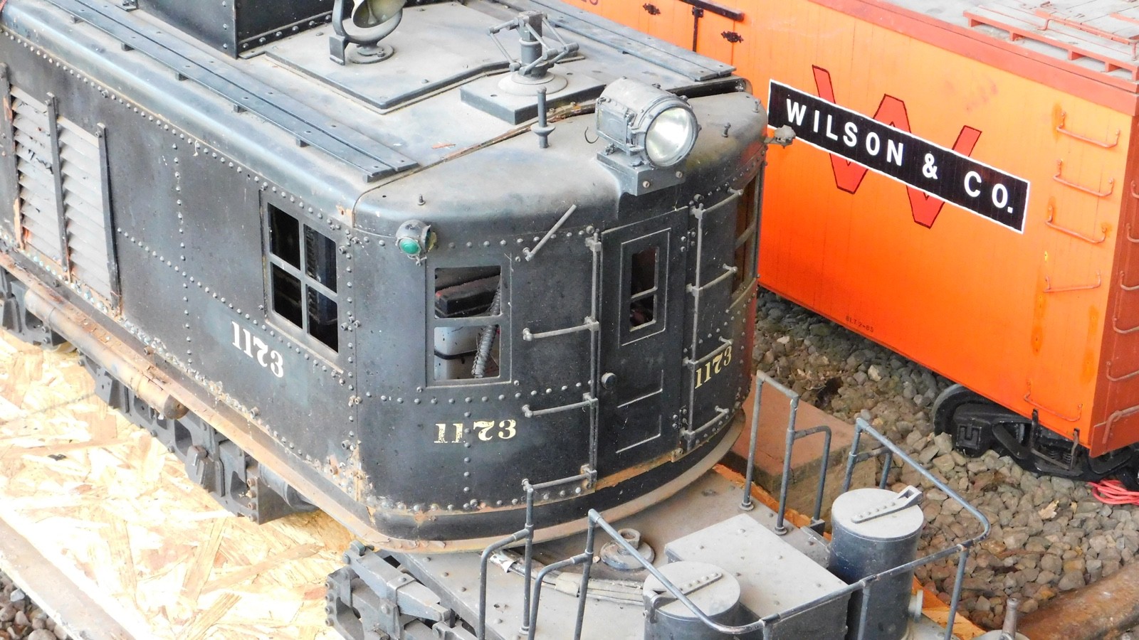 Electric 7.5″ Gauge Hand Built T3A Electric AWD Locomotive and 5 Train Cars