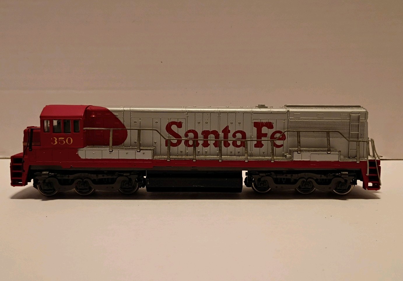 Bachmann GE U36B Diesel Locomotive. Santa Fe #350. Nice Shell!