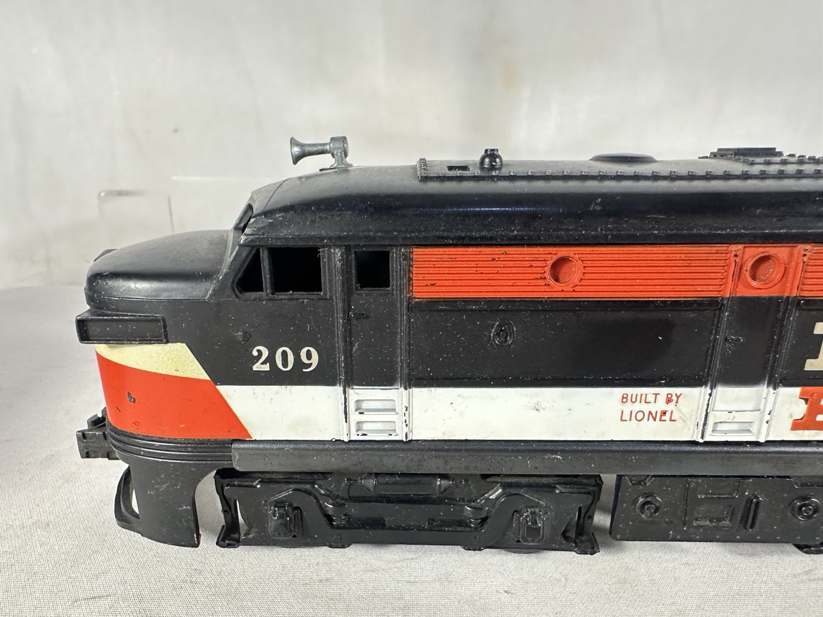 Desirable Lionel Original Postwar #209 New Haven A-A Alco Diesel Pair