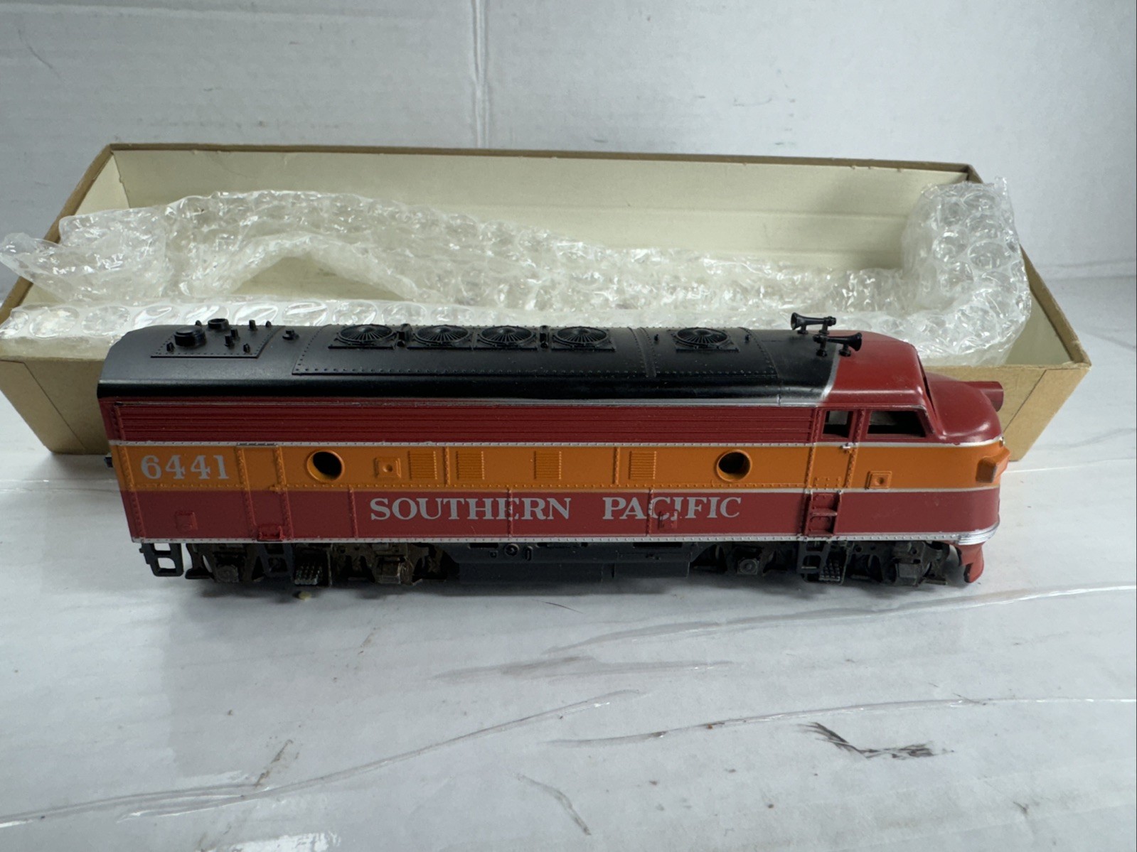 Athearn Ho Scale #3235 Daylight Super Geared F7 A Diesel Locomotive Engine
