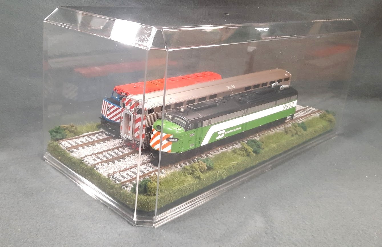 HO SCALE 16″ TRIPLE TRACK “SUMMER SCENE” – DISPLAY CASE – FOR ANY HO TRAIN