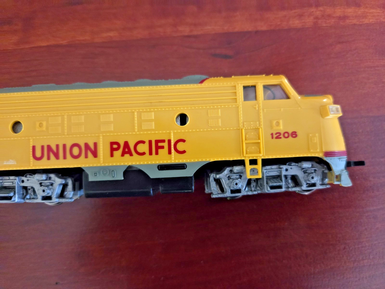 Union Pacific Train Engine 1206 Model Railroad Bachman HO 0506 EMD F9 Yellow