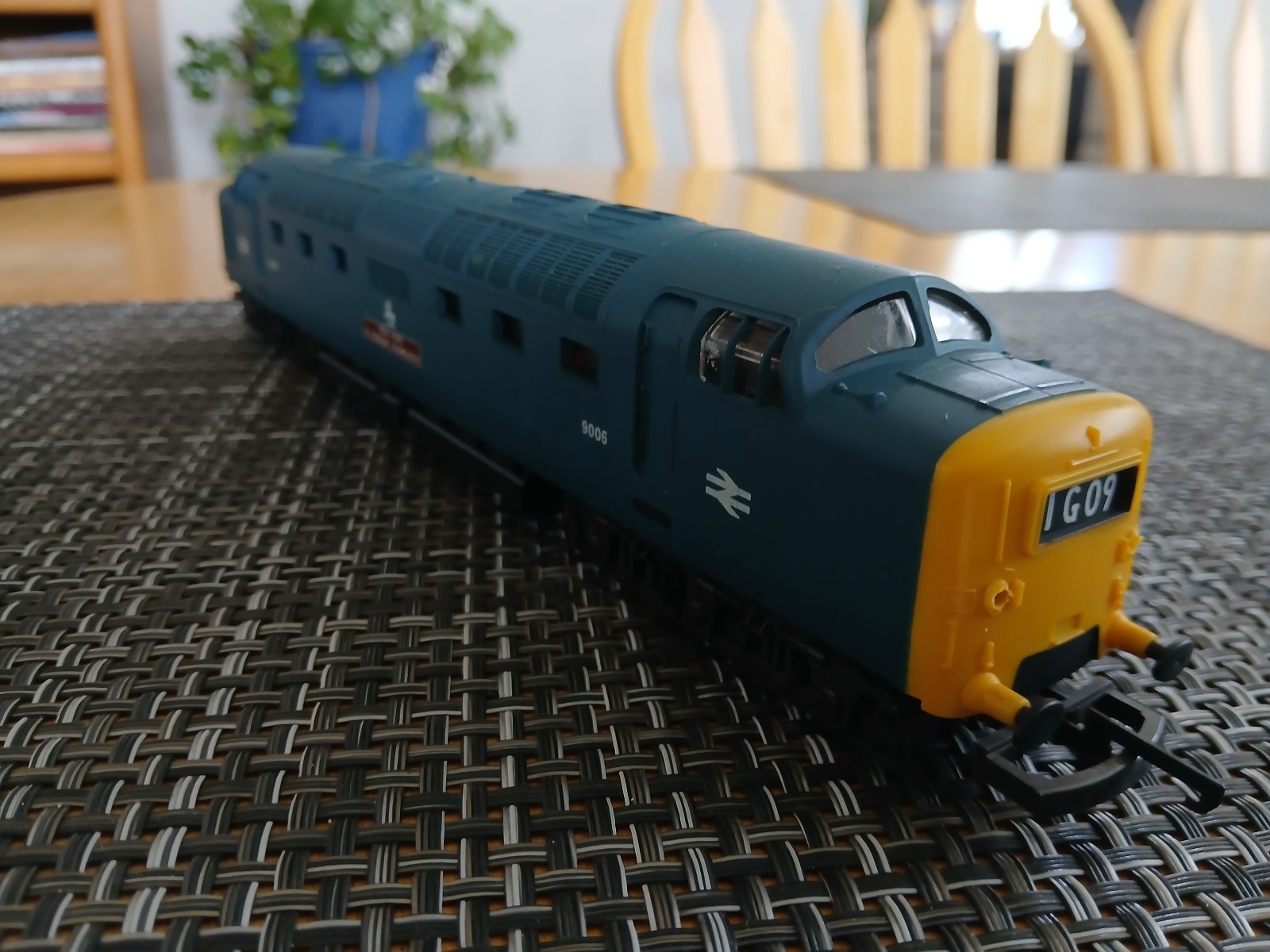Vintage OO/HO scale Lima Italy Blue Class 55 Deltic Yeomanry Diesel Locomotive