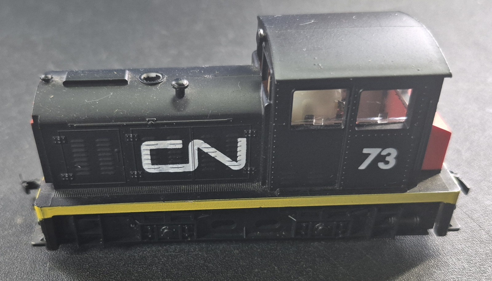 HO SCALE UNBRANDED CANADIAN NATIONAL SWITCHER LOCOMOTIVE – No Box Please Read
