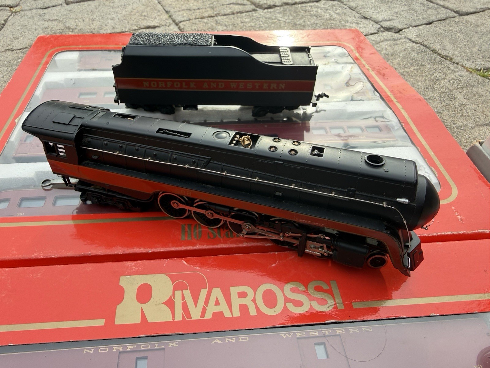 Bachmann Plus HO Class J 4-8-4 Norfolk & Western w/Smoke Tender W/ Cars