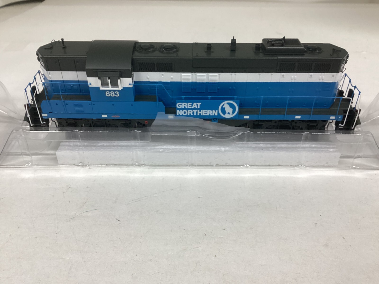 Athearn Genesis #G82275 HO scale “GN” GP9 DCC & SOUND ready Rd.#683