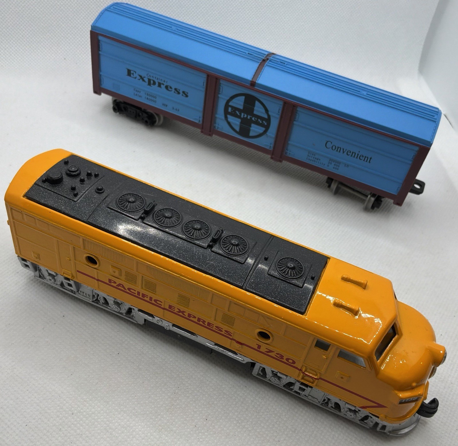 Toysmith Diecast Pacific Express 7” Locomotive Train Set w/ Boxcar Vintage