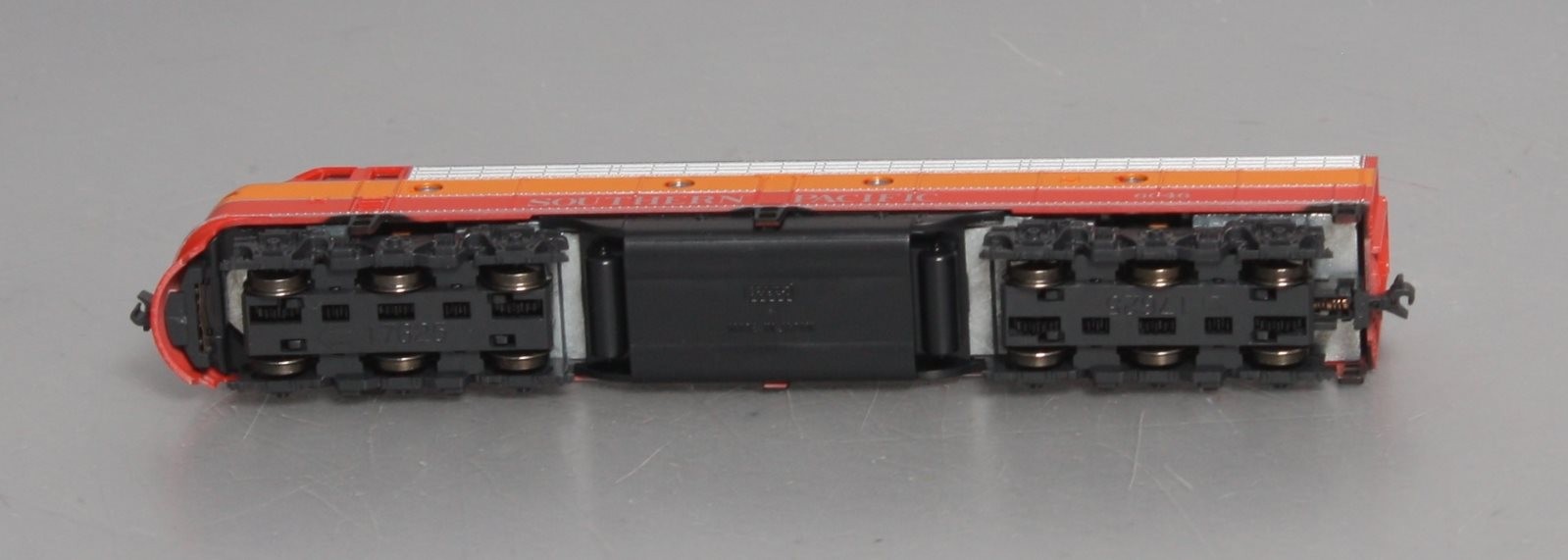 Kato 176-5308 N Scale Southern Pacific E8A Powered Diesel Engine #6046 with DCC