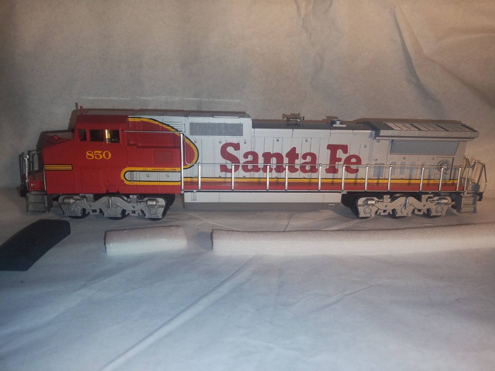 MTH General Electric Dash-8 40 Diesel Santa Fe #850