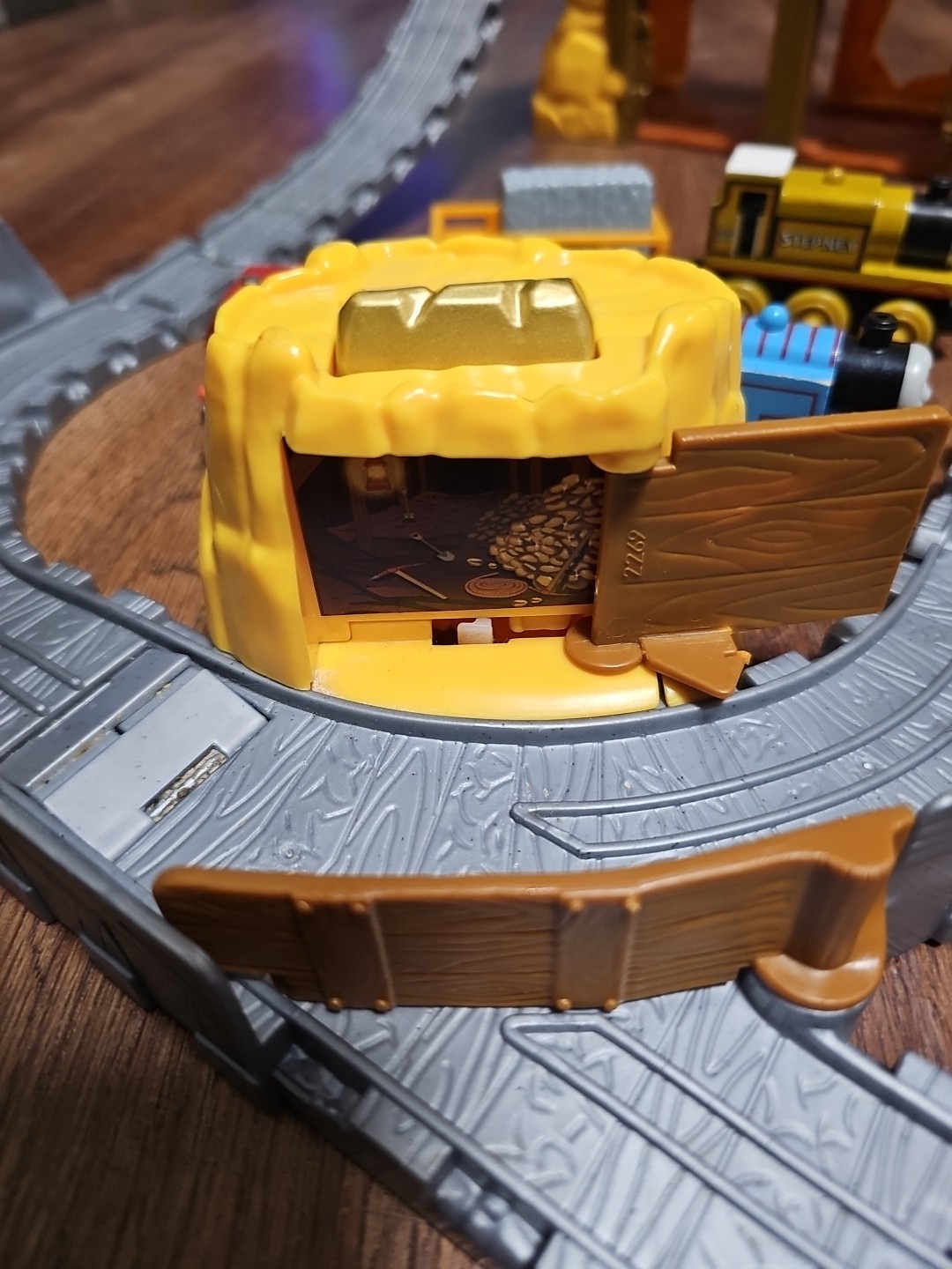 Thomas & Friends: Take Along Sodor Mining Co Rumbling Gold Mine (2010) + Trains