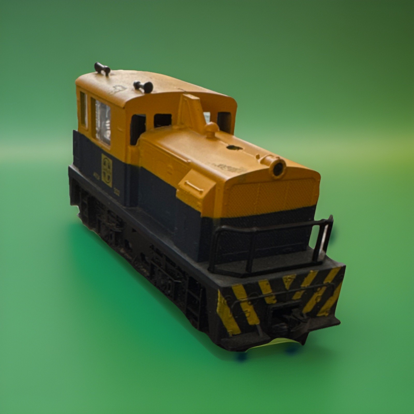 Model Power HO Switcher Locomotive Santa Fe 332 Yellow Blue Black Plastic Metal