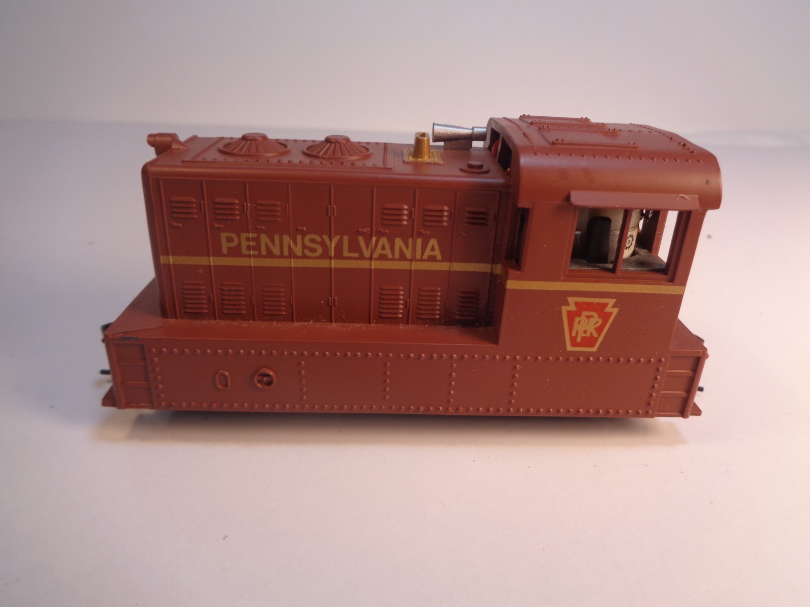 HO Scale Model Power Pennsy Porter Hustler w Knuckle Couplers Diesel Engine DCC