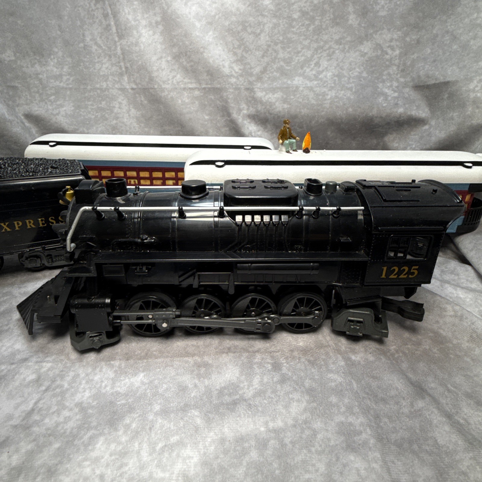 Lionel Polar Express Train Engine 1225 Tender Passenger Car & Caboose 4 Pc Set