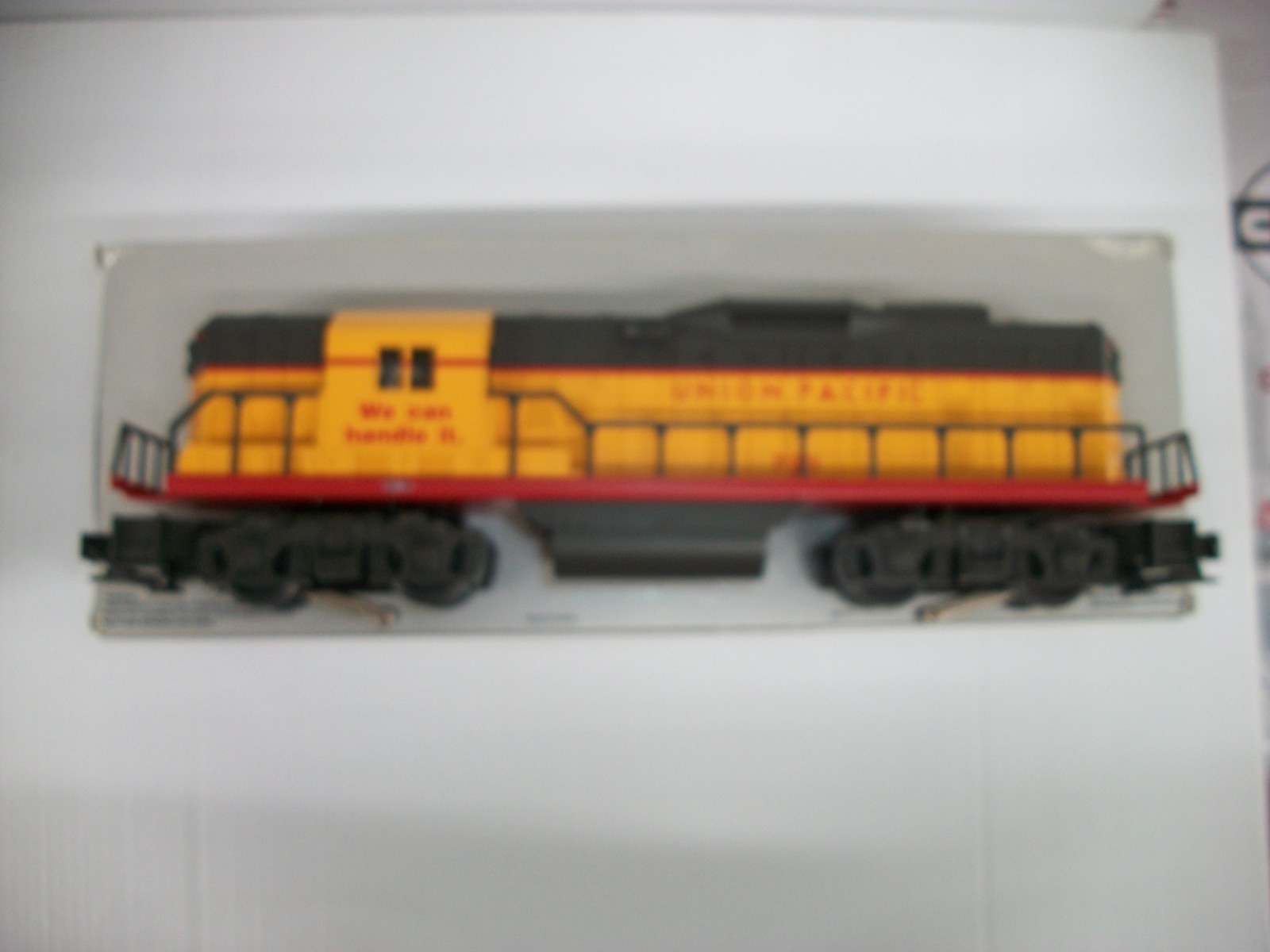 WILLIAMS O ” UNION PACIFIC GP-9 ,& 5 PASSENGER CARS (11″) BOXED ” LOT # 46600