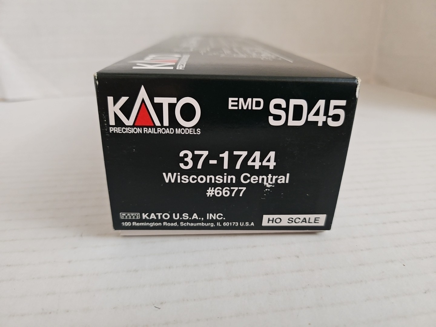 HO Scale 37-1744 KATO Wisconsin Central WC SD45 Powered Train Locomotive # 6677