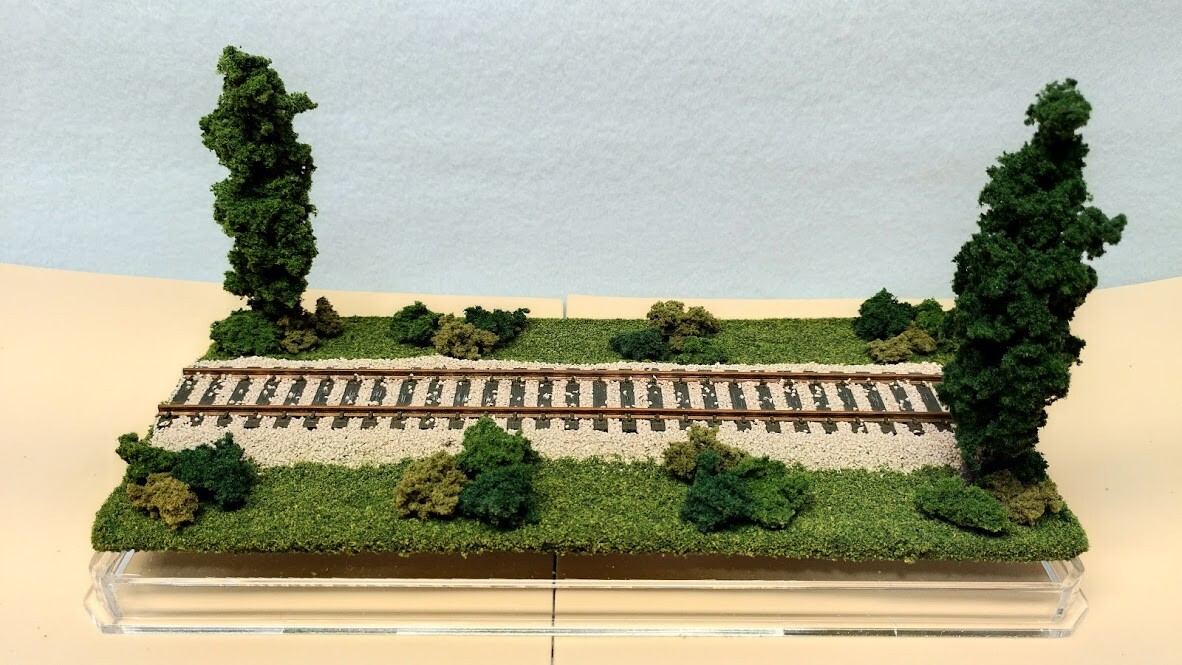 HO SCALE 9″ SINGLE TRACK DISPLAY CASE -“SUMMER SCENE”-FOR ANY HO TRAIN