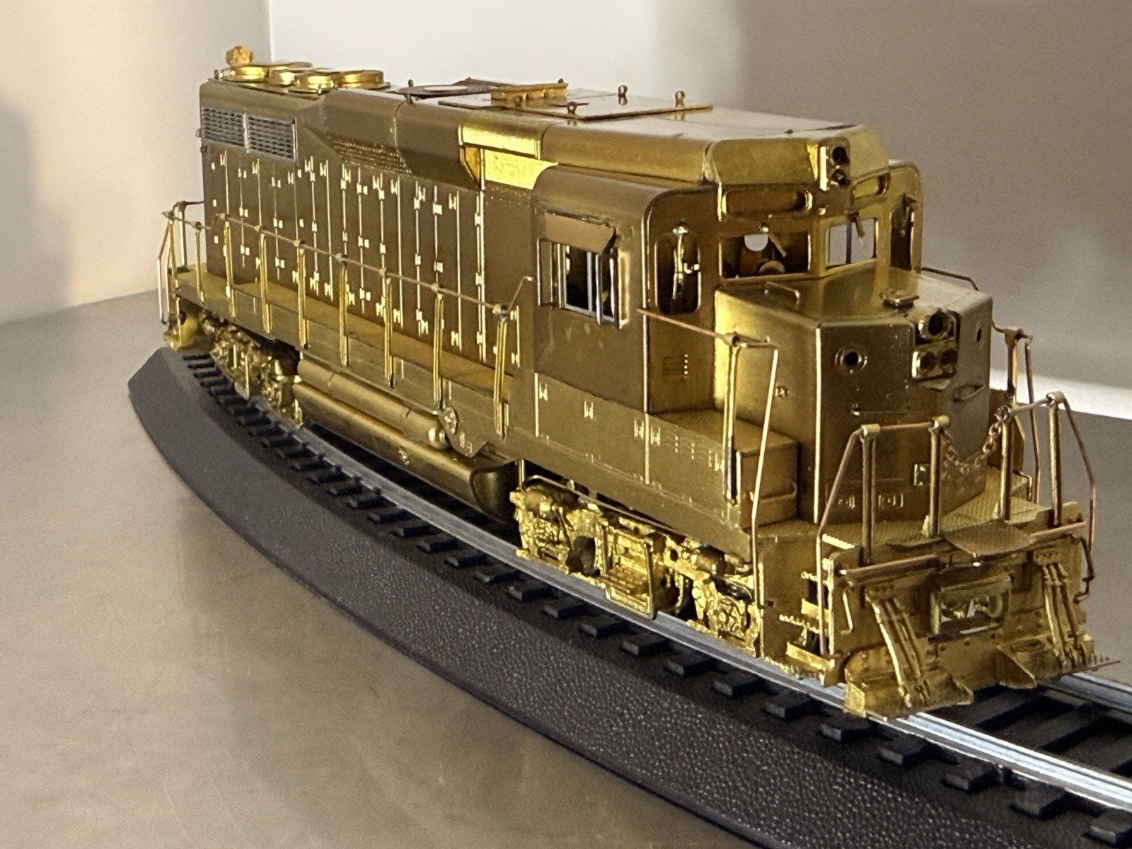 Overland Models – Brass – SP (Southern Pacific) GP30 Phase II Low Hood – NEW