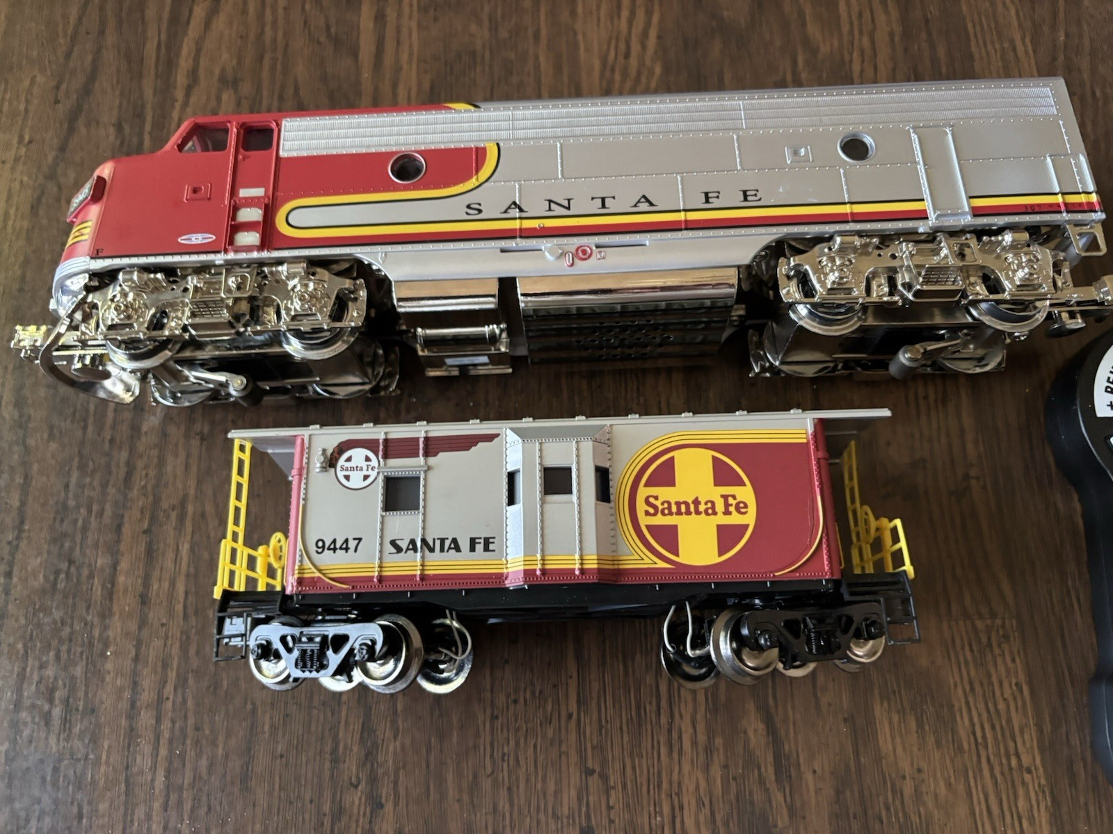 Menards F-3 Santa Fe War Bonnet #3945, Caboose & Beta 4.5 Remote – Dual Motor