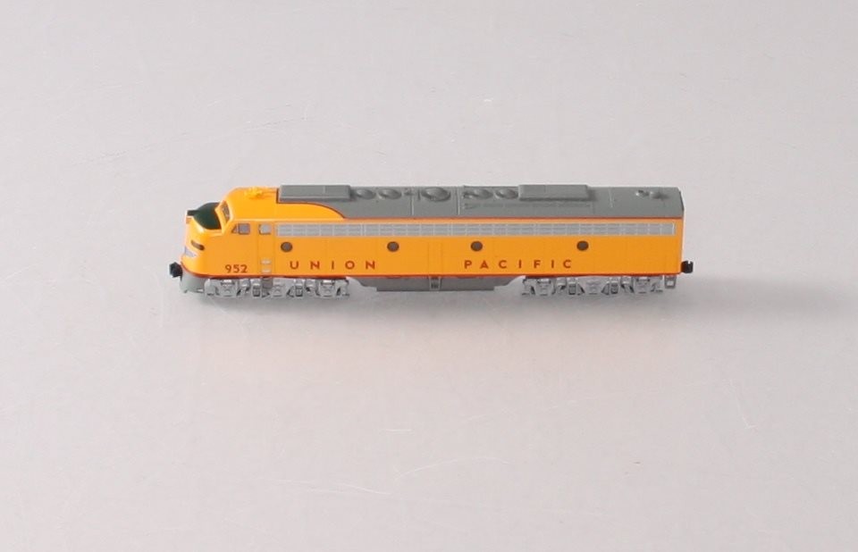 Kato 176-5316 N Scale Union Pacific EMD E9A Diesel Locomotive #952
