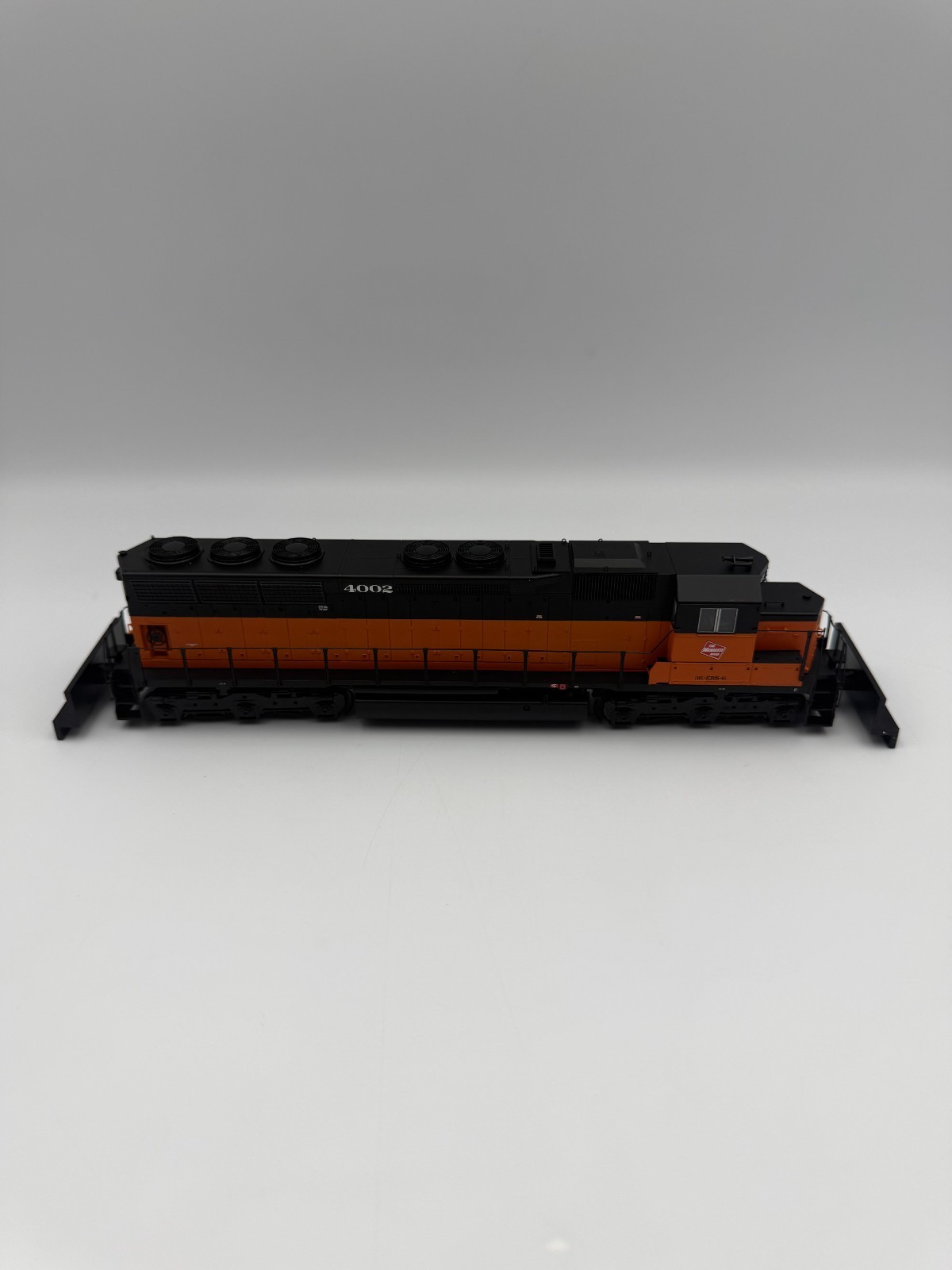 HO Proto 2000 #433-30730 SD45 Milwaukee Road #4002 DCC Ready. TRO, IOB.