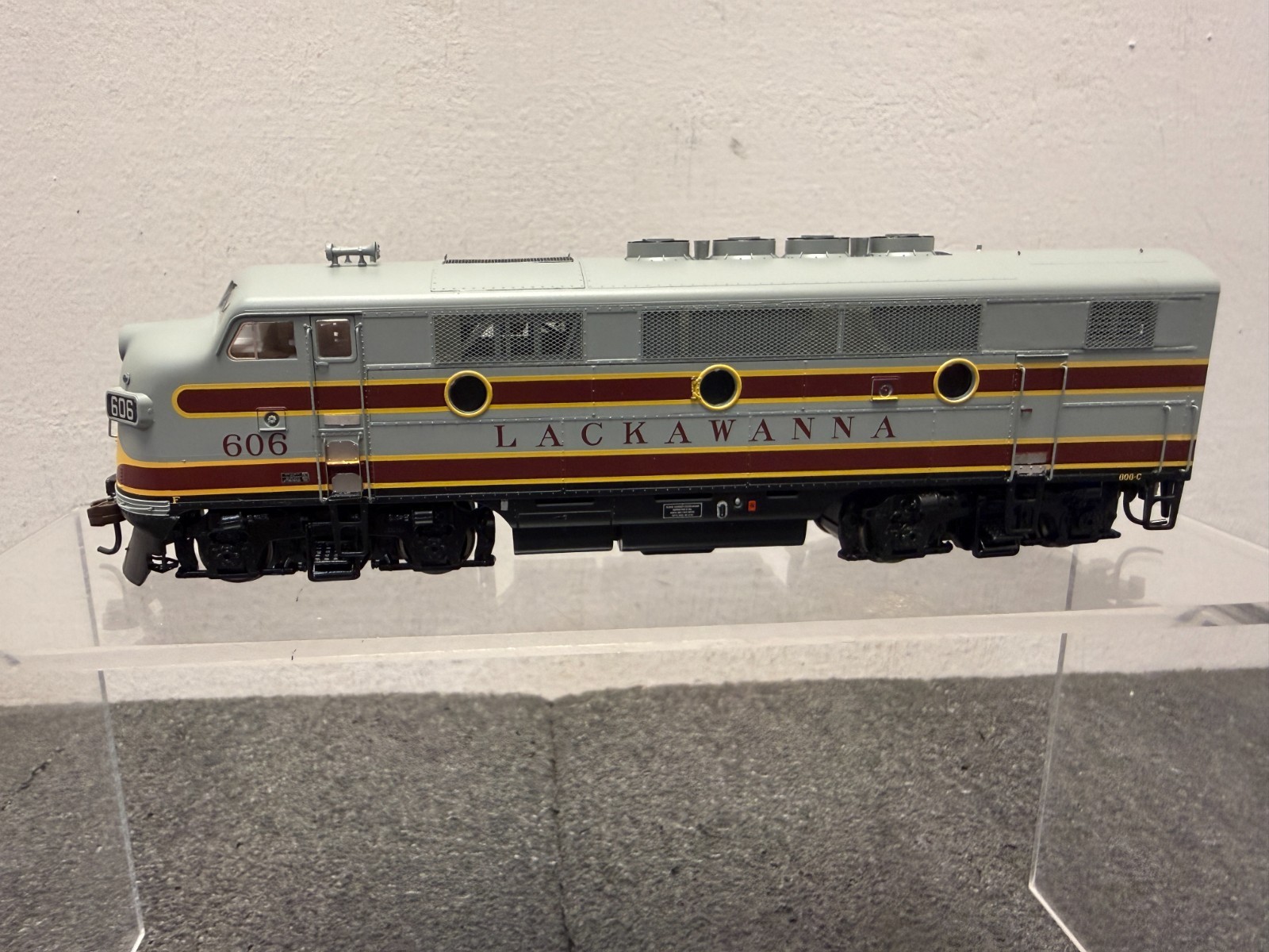 Athearn HO G2030 Lackawanna EMD F3A Phase 1 Diesel #606-C – DCC Ready