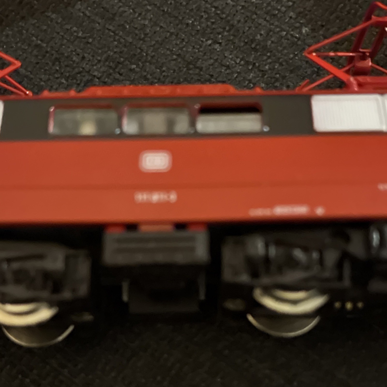 Arnold N Gauge Electric Locomotive 181 015-3 DB Red Black White Plastic Metal