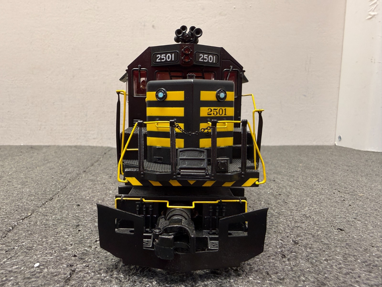 MTH O Gauge 20-21550-1 Alaska 2501 GP35 Low Hood Diesel Loco w/PS-3 & OB – EC