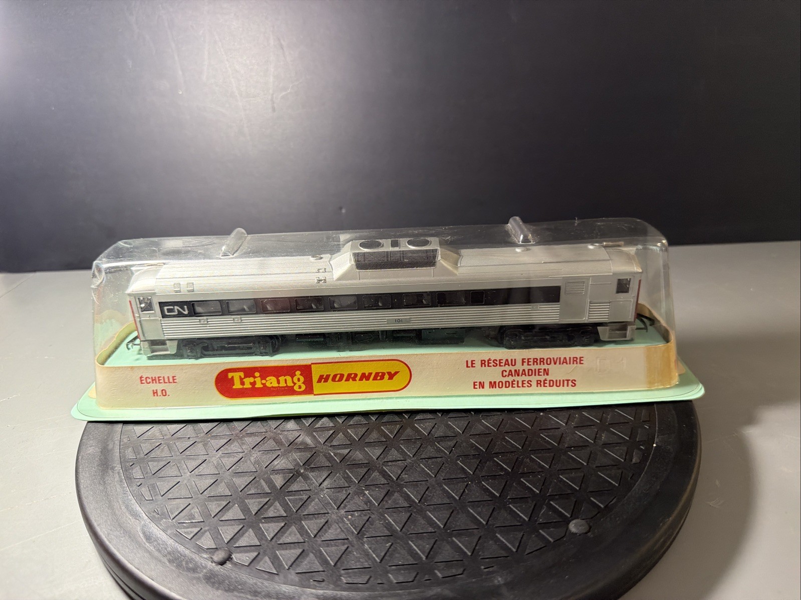 TRIANG HORNBY R3521 SILVER BLACK CANADIAN NATIONAL BUDD RAILCAR 101 UNUSED F.4