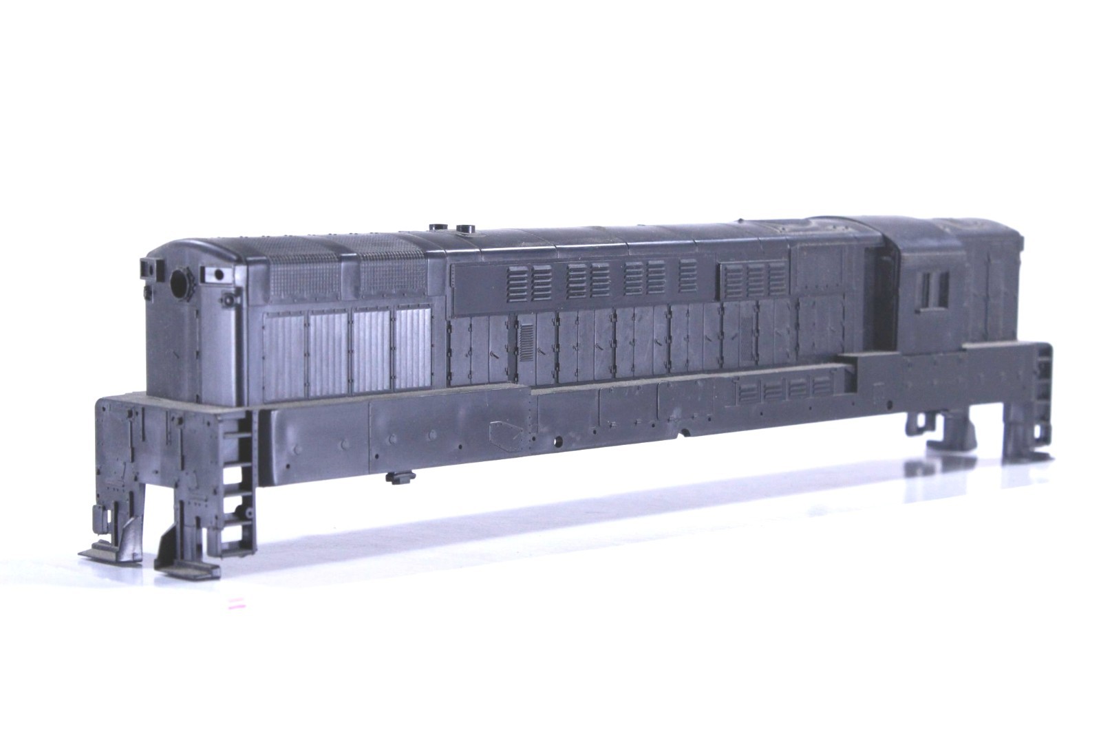 HO Athearn Std-Style Undecorated FM H-24-66 “Trainmaster” Shell +Horn Xlnt Cond