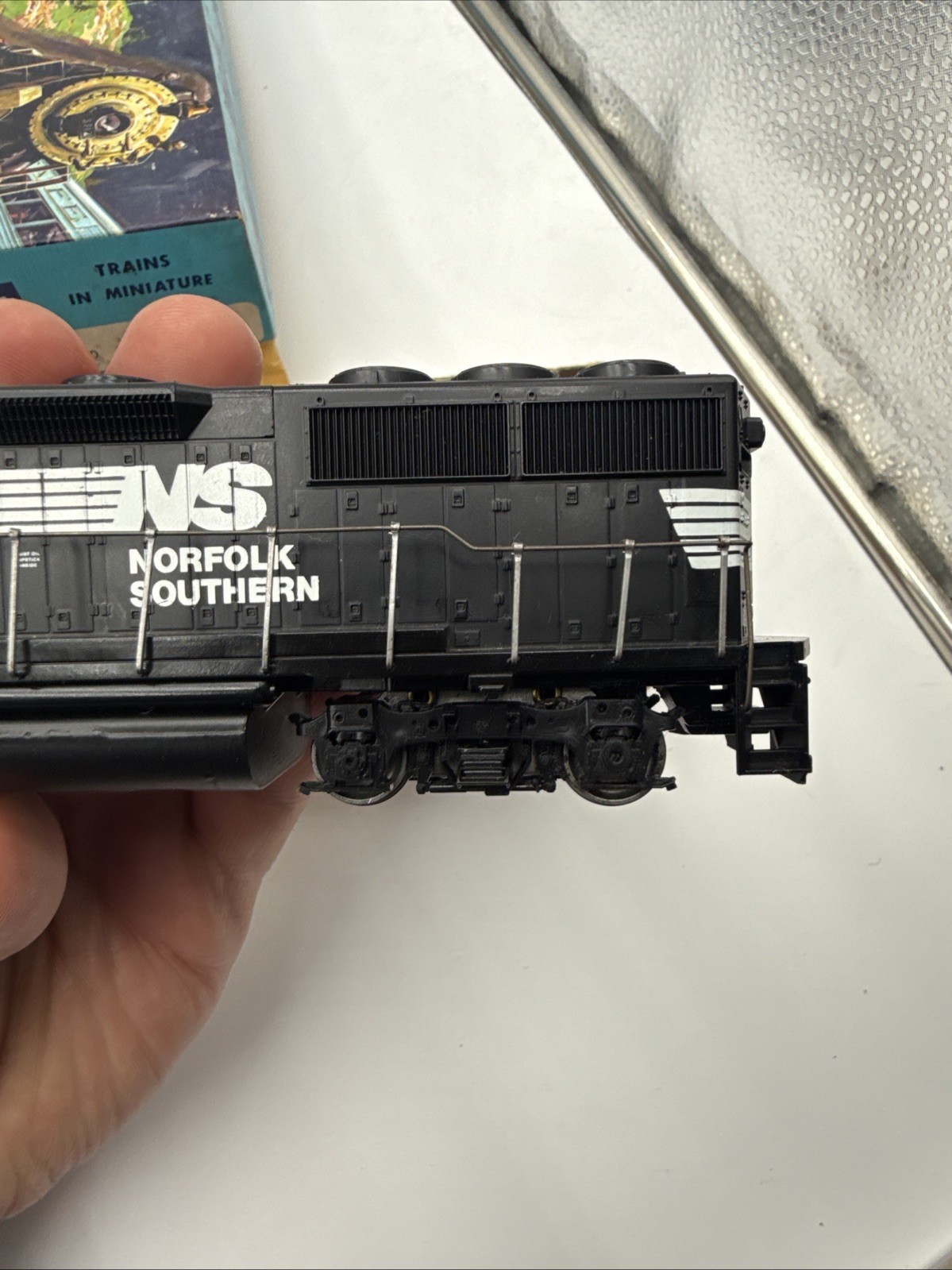 ATHEARN 4630 HO SCALE NORFOLK SOUTHERN GP50 POWERED DIESEL LOCOMOTIVE #7093