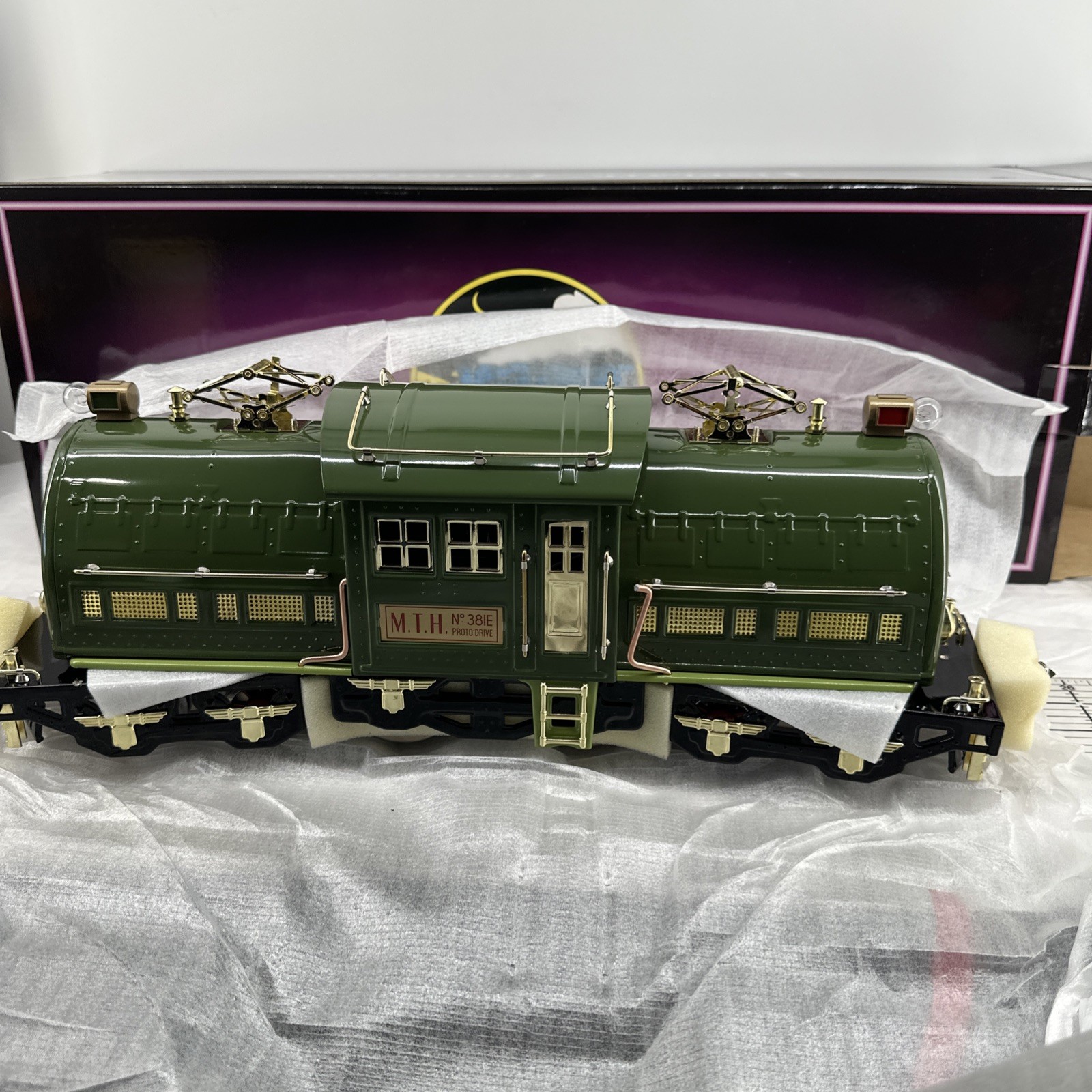 381e standard gauge electric locomotive two-tone green contemporary version item