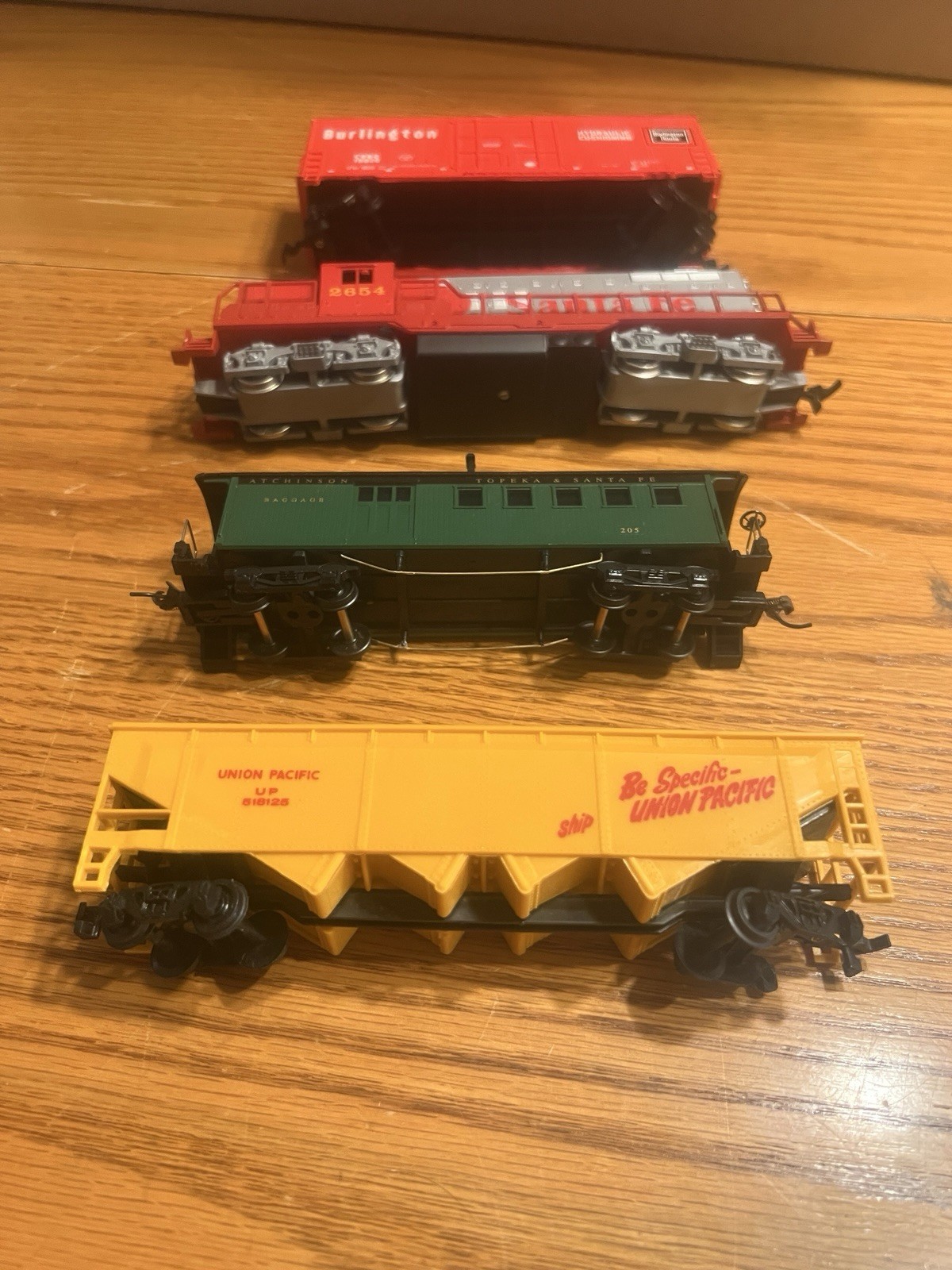 AHM Santa Fe #2654 Diesel Locomotive & 4 Cars HO Scale Train Lot