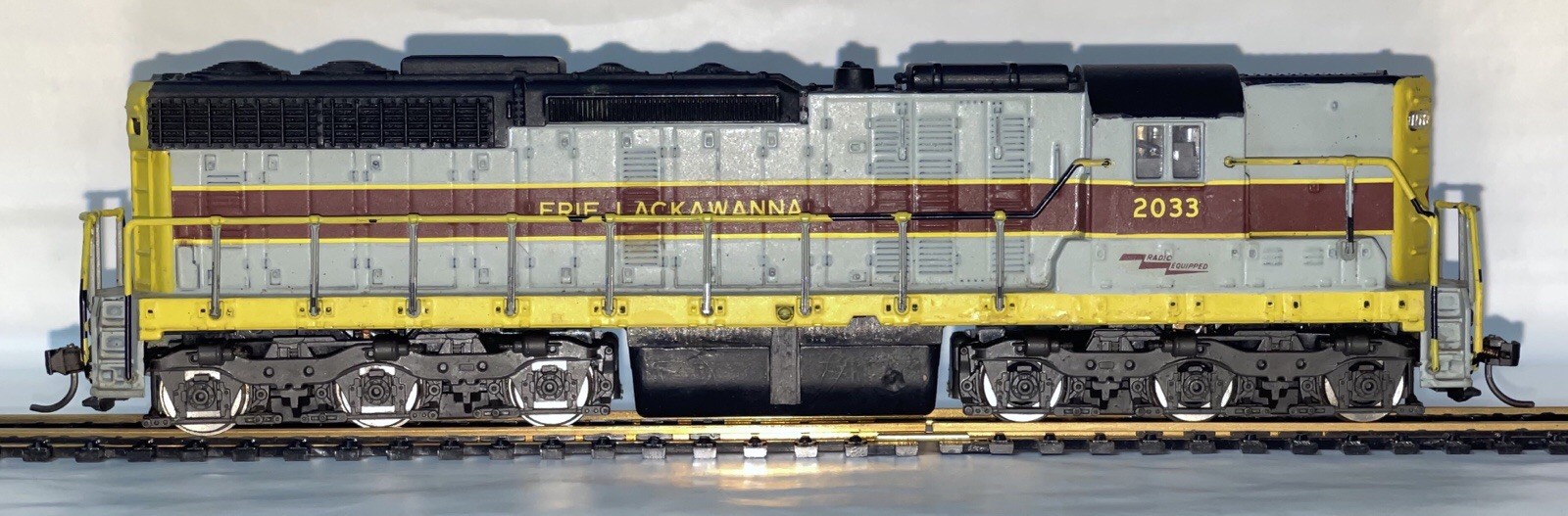 HO Scale ATLAS SD 24 Locomotive Erie Lackawanna #2033 RUNS / TRAVELS GREAT