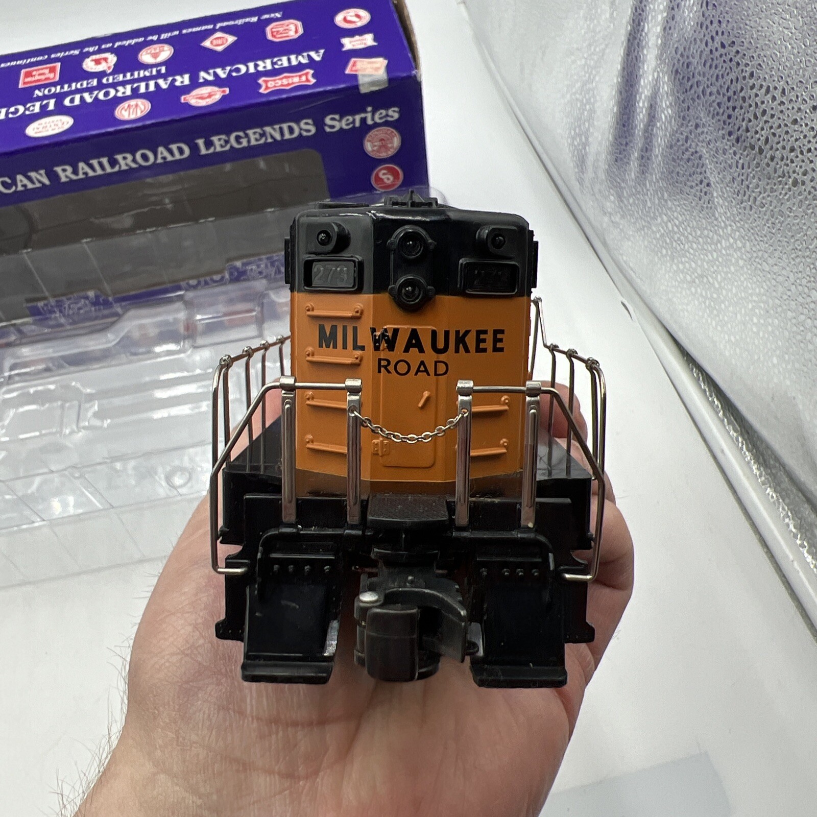 RMT O/O-27 GAUGE RMT-4161 MILWAUKEE ROAD GP DIESEL LOCOMOTIVE #273 IN BOX